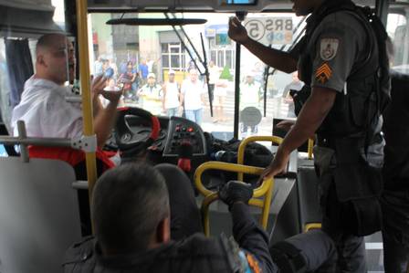 PMs e motorista discutem durante confusão em ônibus no Centro do Rio