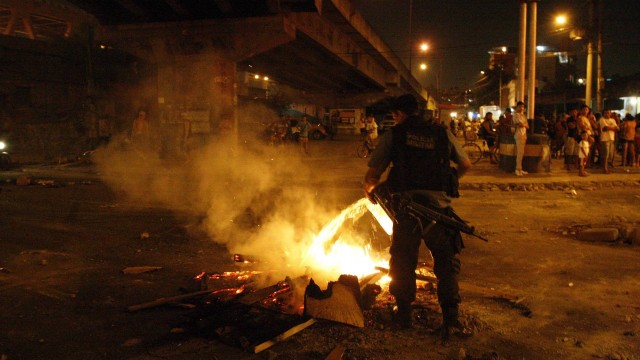 Com um balde de água, PM apaga fogo ateado por manifestantes