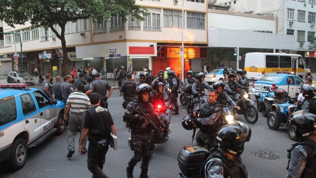 PMs do Choque na Av. Nossa Senhora de Copacabana, após o último confrointo entre bandidos e PMs no Pavão-Pavãozinho