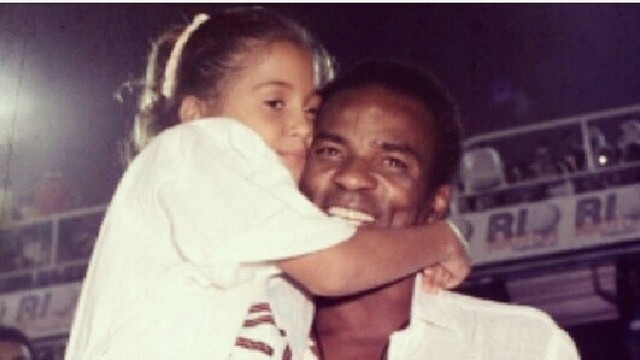 Camila Pitanga, ainda criança, com o pai Antônio Pitanga