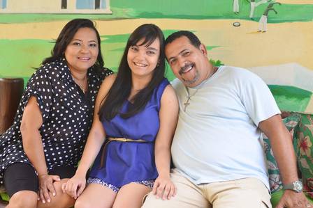 Ex-BBB Mara com a filha Araci e o marido Carlos na pousada da família