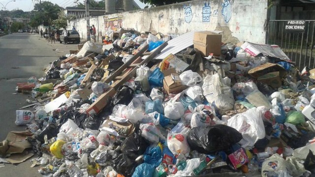 Lixo toma conta de rua da favela Rio das Pedras, em Jacarepaguá