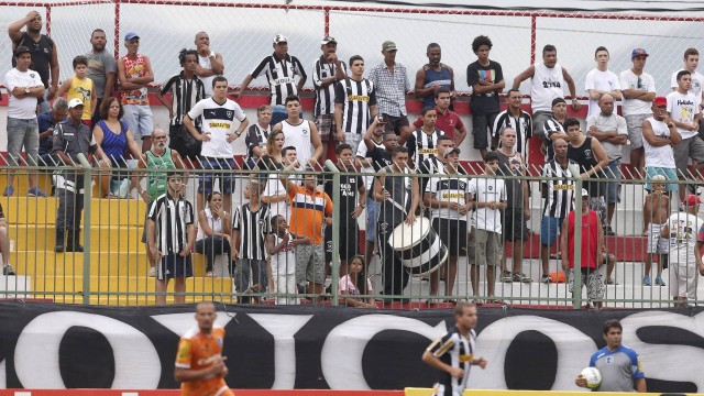No jogo do Botafogo, na última quinta-feira, torcida com faixa e batucada