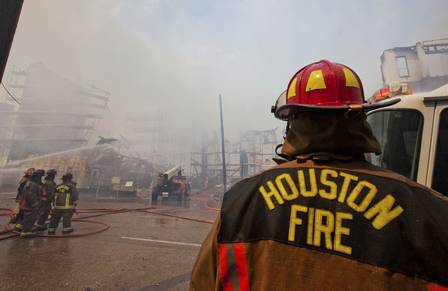 Bombeiros tentam apagar o incêndio em Houston, no Texas