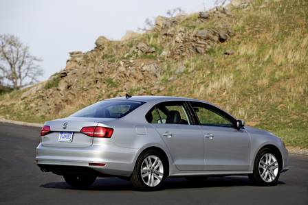 A Volkswagen deu atenção especial à aerodinâmica, mexendo nas linhas externas do sedã.