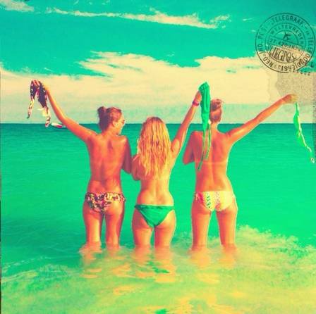 Kat Kerkhofs faz topless na praia com as amigas