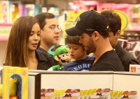 Sidney Sampaio com o filho, Leonardo, e a namorada, Carol Nakamura, que estava com o filho, Juan (ao fundo)