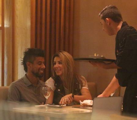 Leo Moura no restaurante com a mulher, Camila Silva