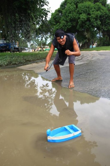 Na Taquara, um pirata entrou em ação para ajudar na "travessia" dos verdadeiros lagos formados na rua