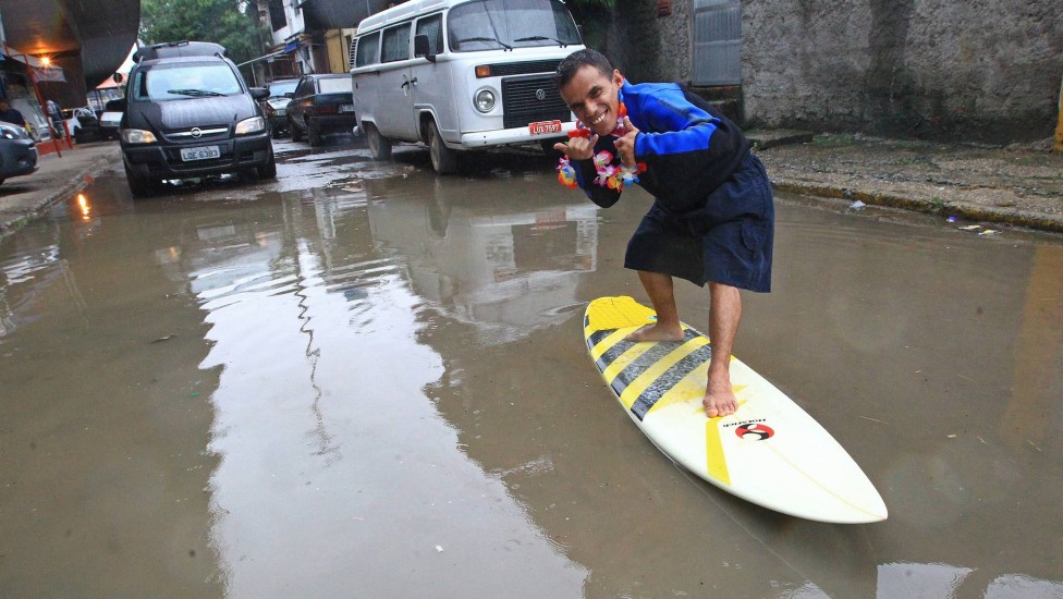 Na Vila Centenário, os moradores surfaram num mar de desperdício e descaso