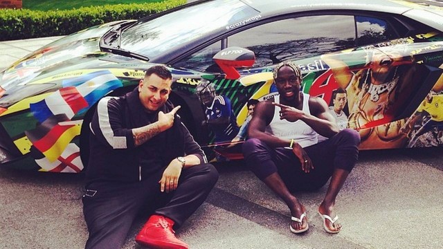 Bacary Sagna posa em frente ao seu Lamborghini estilizado