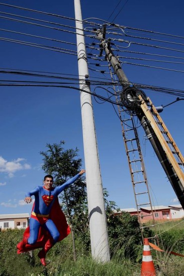 o Super-Homem comemora o sucesso da denúncia feita ao Rio de Chorar: poste trocado e segurança para todos