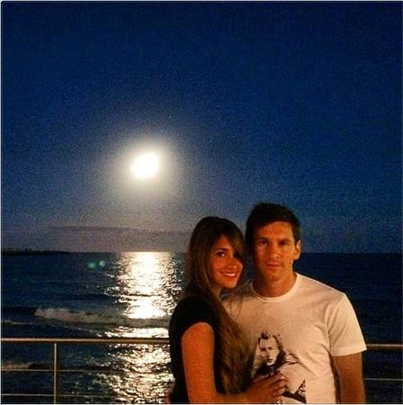Lionel Messi ao lado da mulher Antonella Roccuzzo