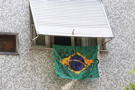 Bandeira em rua no Flamengo questiona: Copa para quem?