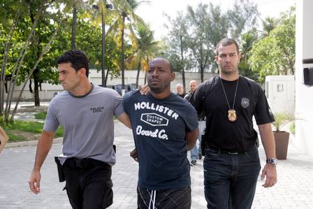 Bruno eduardo, o Piná, acompanhado pelos delegados da Policial Civil Sergio Sahione, e da Polícia Federal Carlos Eduardo Thomé ao chegar na Cidade da Polícia