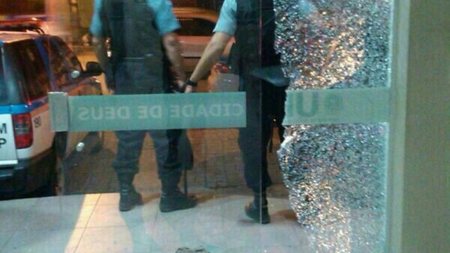 Vidraça na sede da UPP Cidade de Deus foi estilhaçada pelos tiros