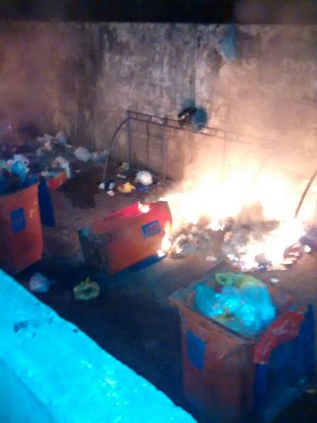 Moradores da comunidade do Caju colocaram fogo em caçamba de lixo