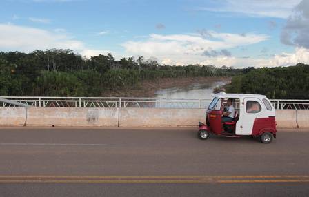 A ponte sobre o Rio Acre, que liga Iñapari, no Peru, com Assis Brasil, no Acre: porosidade da fronteira facilita funcionamento do Narcosul