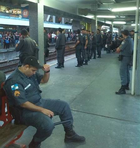 Policiais militares na estação de trem