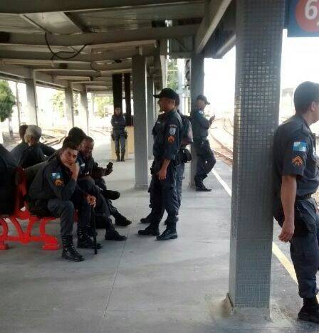 Policiais militares na estação