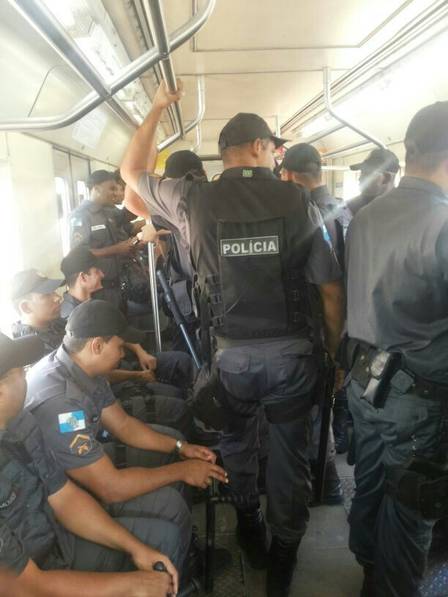 Policiais militares lotam vagão de trem