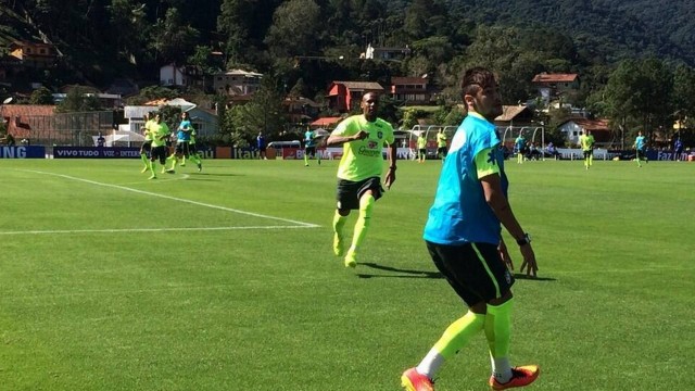 Neymar e Maicon durante o treino da seleção brasileira na Granka Comary, em Teresópolis