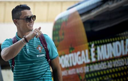 Cristiano Ronaldo chega no aeroporto de Lisboa