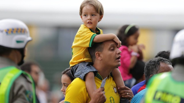Torcedores chegam para o treino da seleção brasileira no Serra Dourada