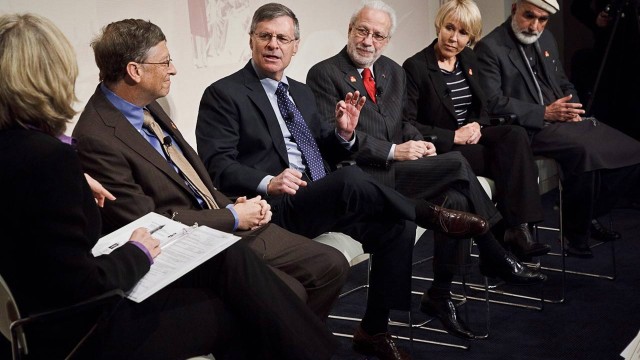 Ciro de Quadros (terceiro da esquerda para a direita) e Bill Gates apresentam campanha de erradicação da pólio