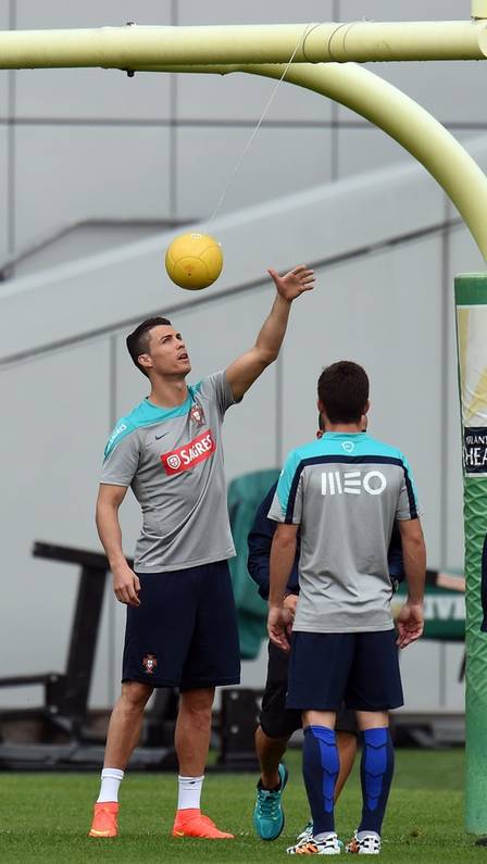 Cristiano Ronaldo brinca com a bola