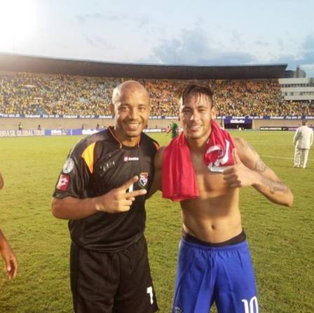 Neymar com o goleiro titular do Panamá, Oscar