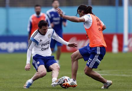 Demichelis, ainda cabeludo, marca Messi em treino da Argentina