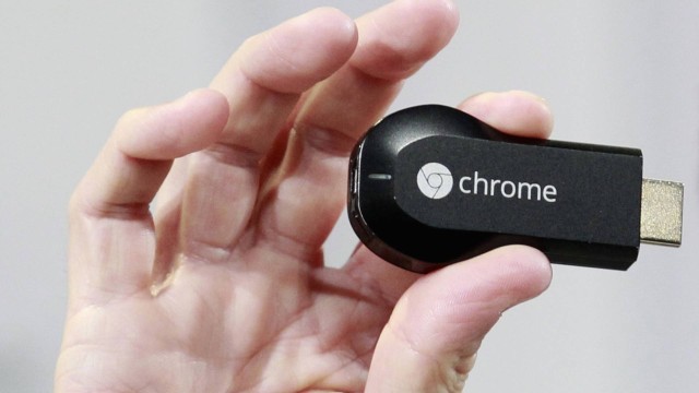O pequeno e prático Chromecast começa a ser vendido no Brasil por R$ 199.