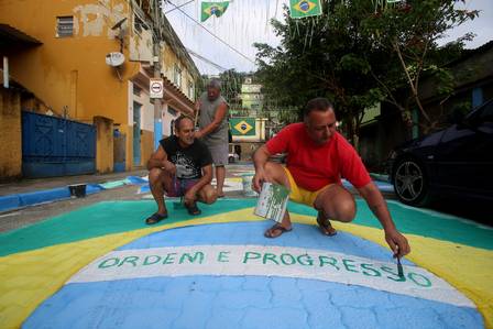 Ruas decoradas com cores do Brasil em Mangaratiba