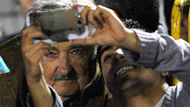 O presidente José Mujica posa para selfie com torcedor da seleção uruguaia