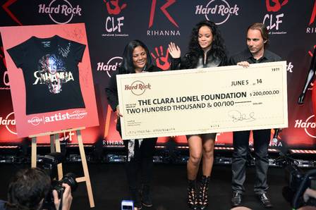 Rihanna recebeu uma doação milionária para a fundação com o nome de seus avós