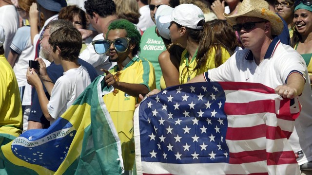 Torcedores americanos e brasileiros dividem arquibancada em amistoso