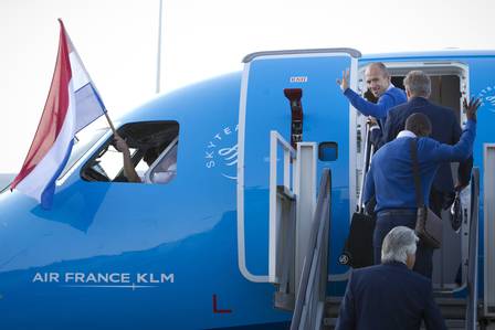 Robben dá tchau para a torcida na entrada do avião holandês