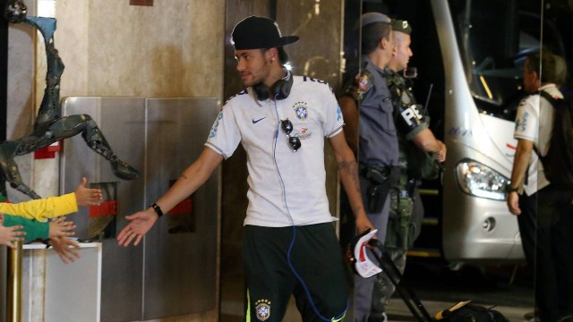 Neymar cumprimenta algumas crianças na chegada no hotel em São Paulo