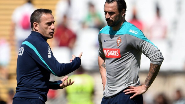 O técnico de Portugal, Paulo Bento, conversa com Hugo Almeida durante um treinamento da seleção