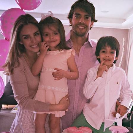 Kaká com a mulher e os dois filhos