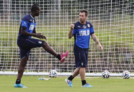 Italy's Cassano talks to Balotelli during a training session ahead of the 2014 World Cup in Mangaratiba
