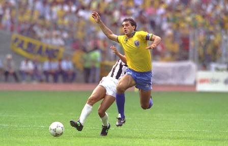 Ricardo Gomes em ação pela seleção brasileira na Copa de 1990. Em 94, uma lesão em um amistoso contra El Salvador o tirou da competição nos Estados Unidos