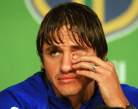 Cortado por lesão no menisco, Edmílson chorou em entrevista coletiva antes da Copa de 2006