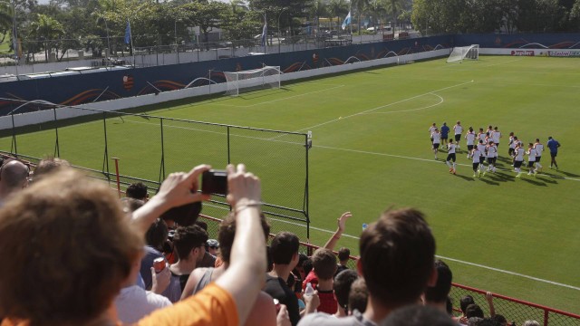 Holanda liberou a entrada de torcedores no seu segundo treino na Gávea, sede do Flamengo