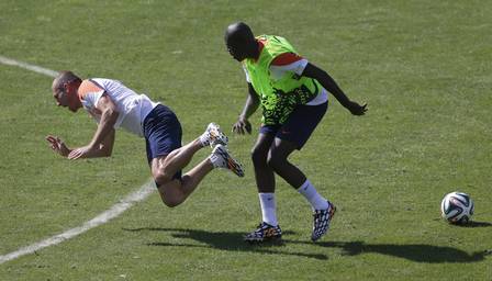 Robben leva pancada no treino da Holanda