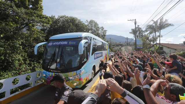 Com clima de festa por parte da torcida, Seleção Brasileira chega a Teresópolis