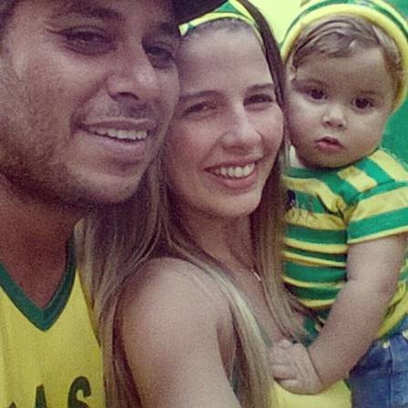 Debby Lagranha entre o marido, Leandro, e a filha Maria Eduarda na torcida da Copa