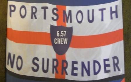 Imagem da bandeira usada pelos hooligans do Portsmouth nos estádios da Europa