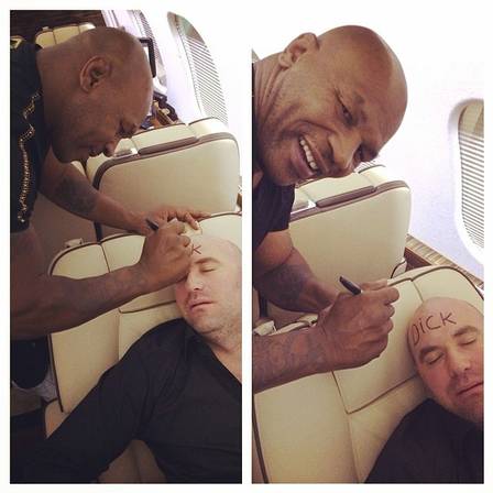 Mike Tyson aproveitou o momento de distração de Dana White e escreveu um palavrão na testa dele
